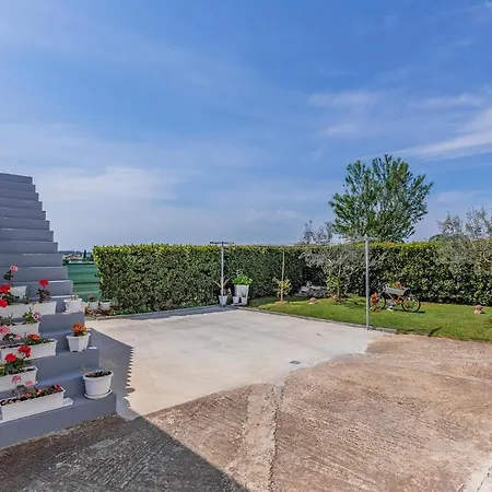 2 Bedroom Gorgeous In Apartment Valbandon