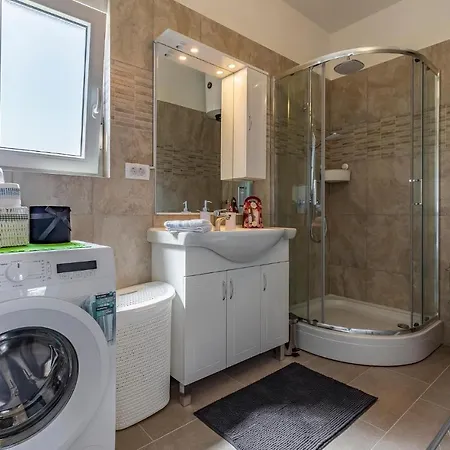 2 Bedroom Gorgeous In Valbandon