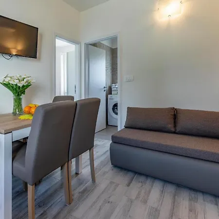 2 Bedroom Gorgeous In Valbandon