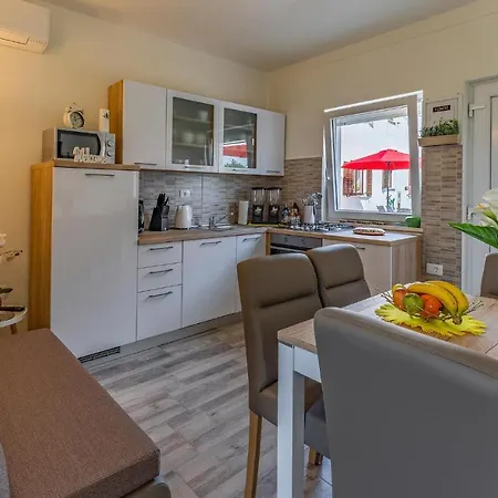 Apartment 2 Bedroom Gorgeous In Valbandon