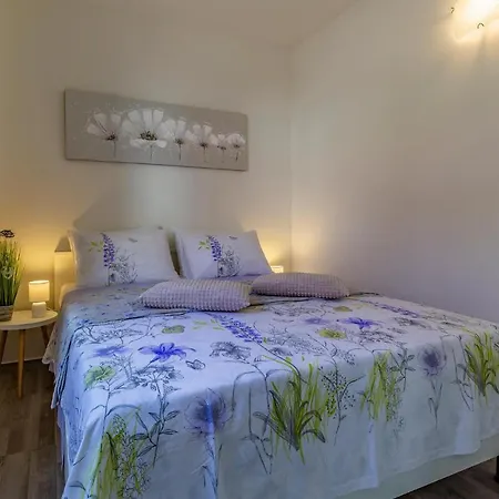 2 Bedroom Gorgeous In Valbandon