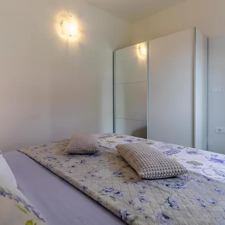 2 Bedroom Gorgeous In Apartment Valbandon